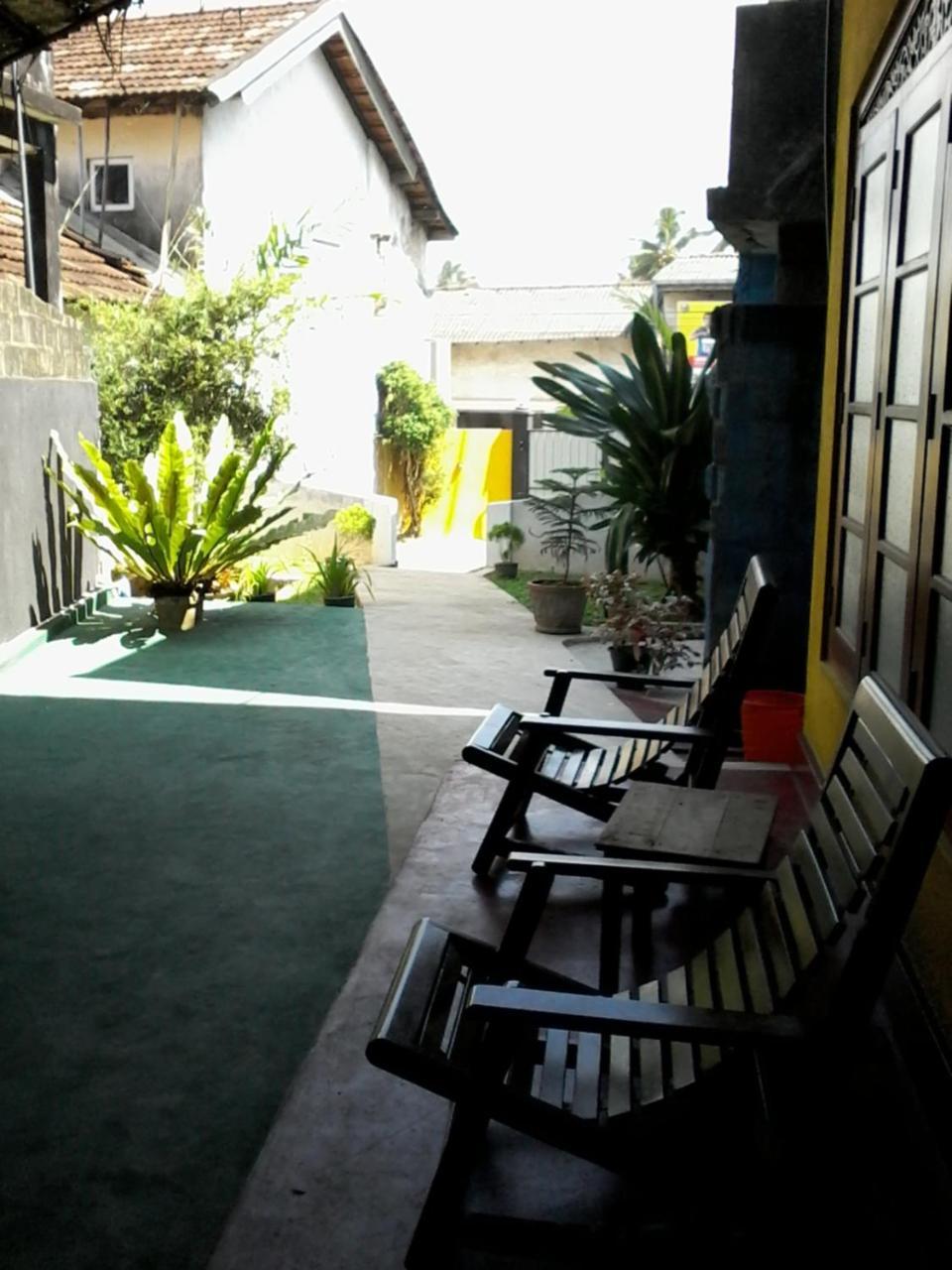Malika'S Yellow House Hikkaduwa Exterior foto